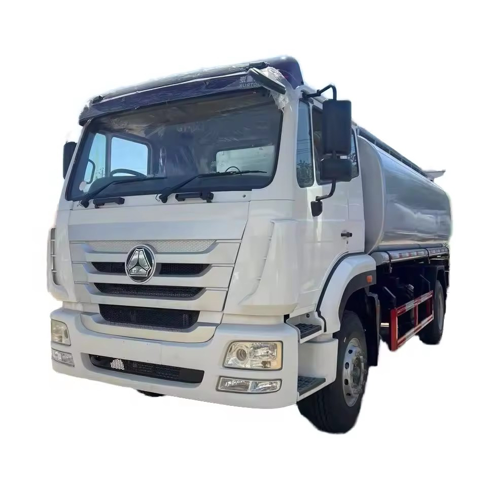 中国重汽HOWO 220马力油罐车15m3