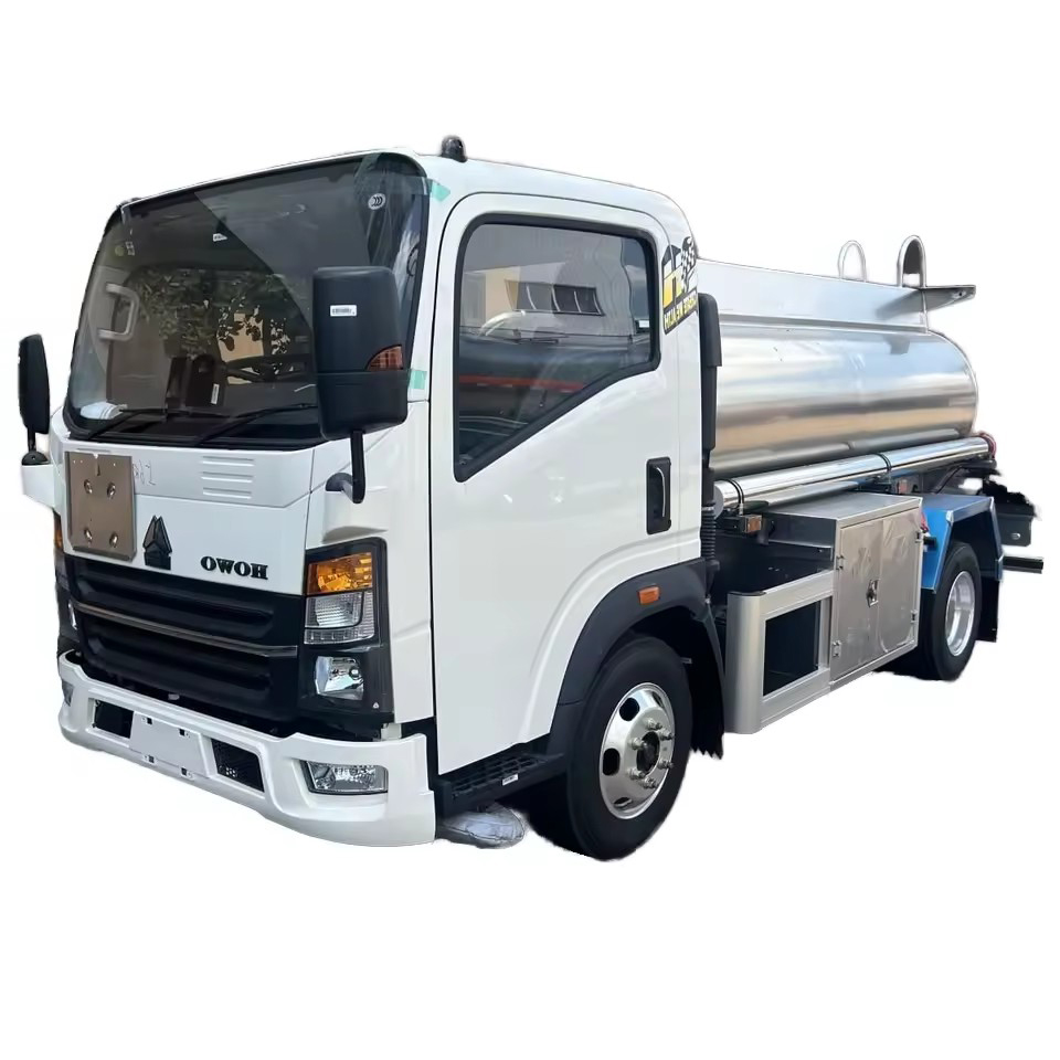 HOWO 5000L铝合金油罐车，4x2柴油运输车