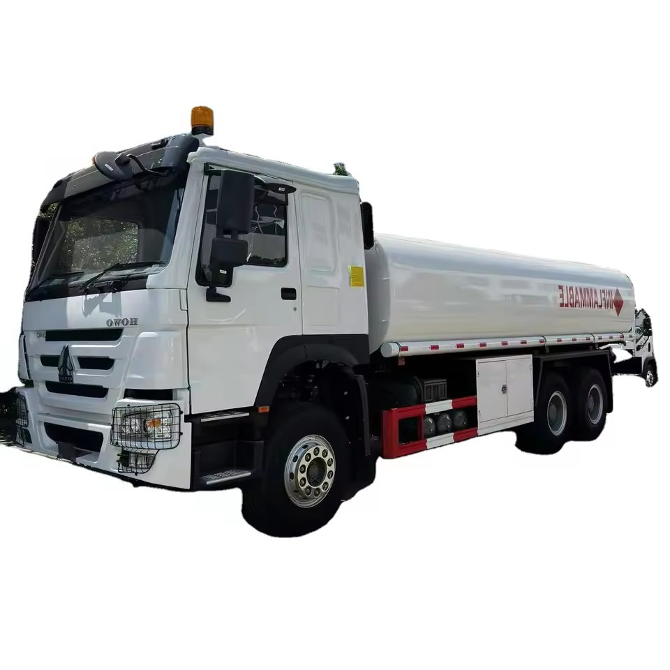 中国重汽HOWO 6x4 RHD柴油罐车