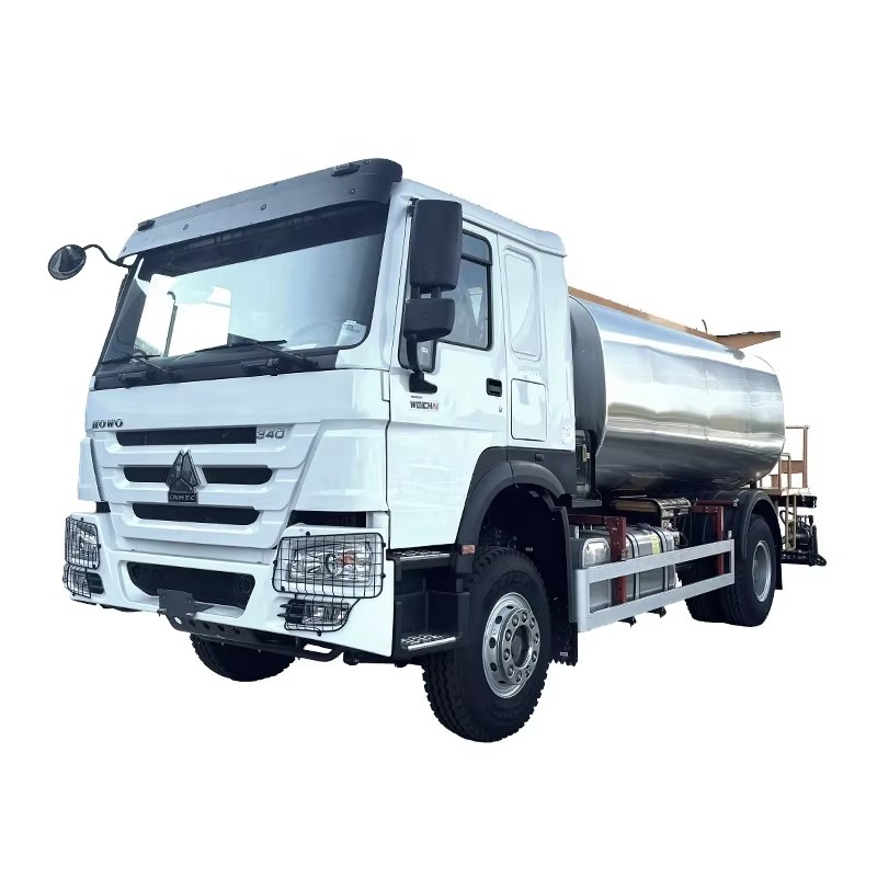 Hot Export Howo筑路机械340HP 8CBM道路施工沥青洒布车