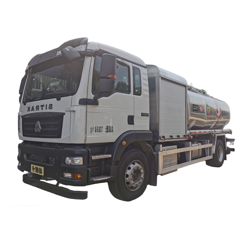 中国重汽4&times;4 13.6m3飞机加油车