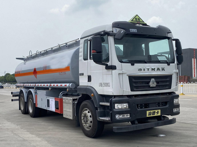 尼日利亚客户来我公司考察汽油罐车，深化新机遇